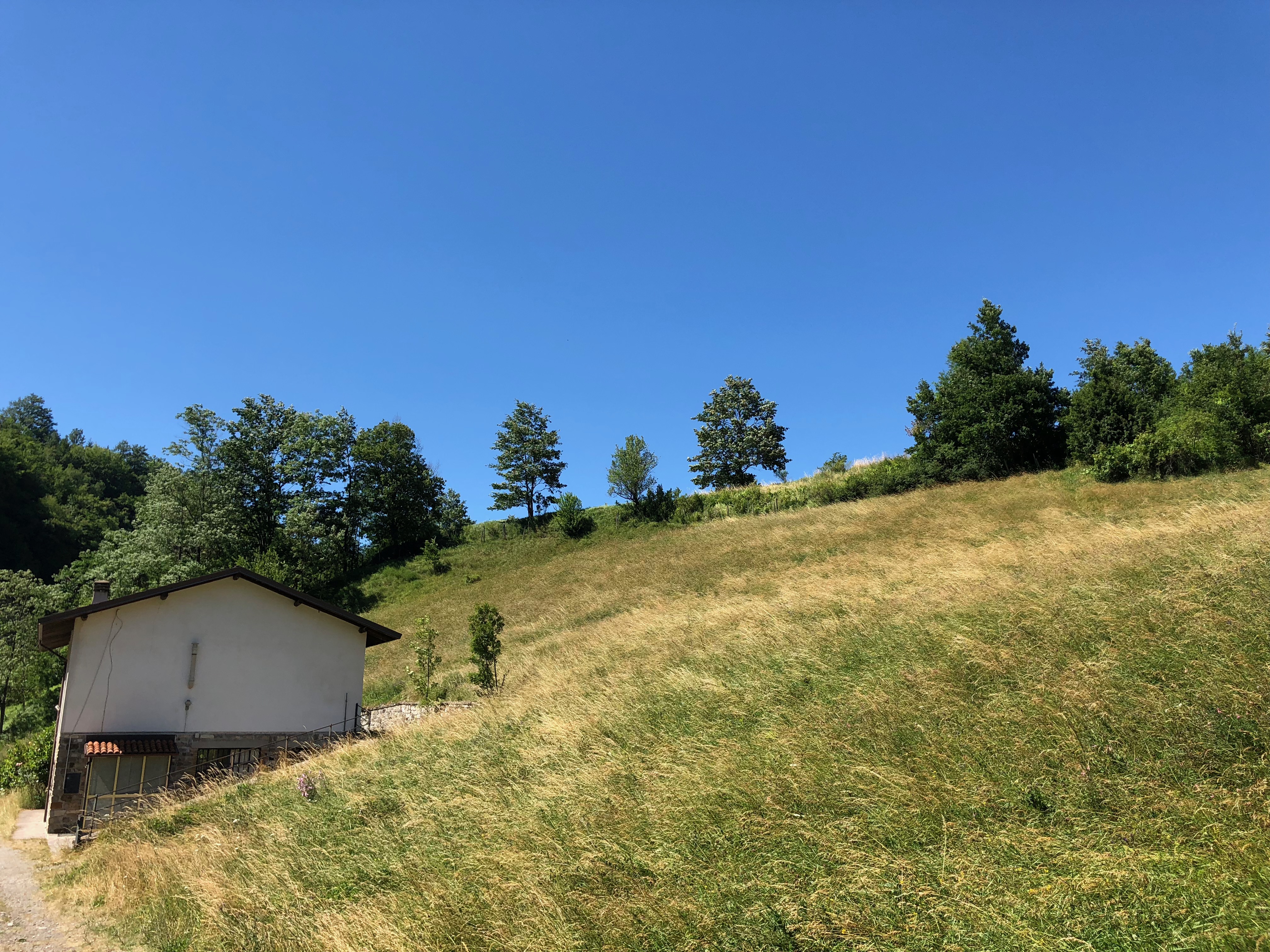 Prato in pendio sotto il cielo dell'Appennino